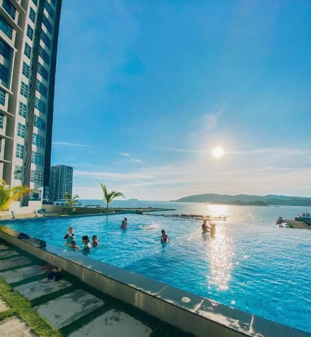 Sea&Pool View Stunning Homestay, Wifi, Netflix Near Malls, Jetty, Convenient Stores Kota Kinabalu Exterior foto